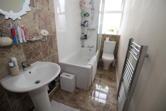 FIRST FLOOR BATHROOM
