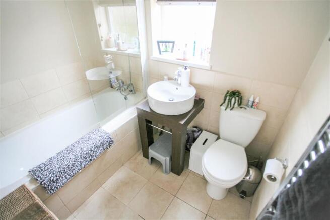 FIRST FLOOR BATHROOM