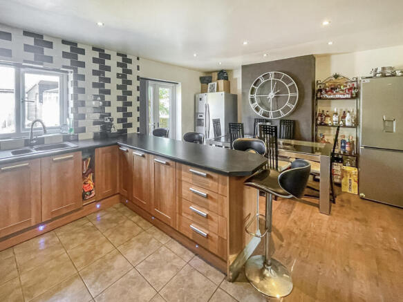 3 bed Semi-Detached for sale Image 7