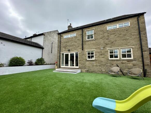 5 bed Detached for sale Image 12