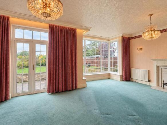 Woodford Avenue, Ilford, Greater London photo 3