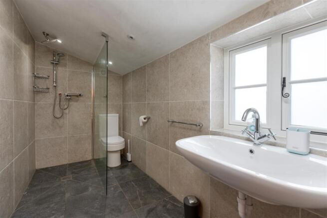 5 bed Detached for sale Image 9