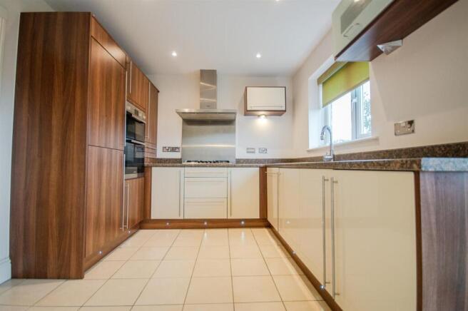 4 bed Terraced to rent Image 7