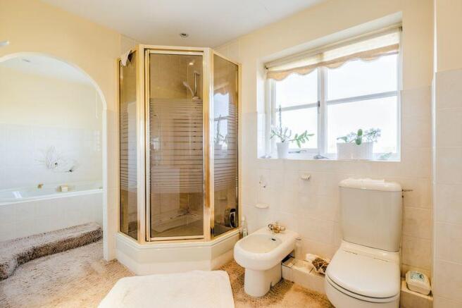 Family bathroom (2)