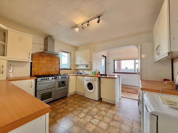 Shirburn Road, Eggbuckland, Plymouth. Spacious 3-Bedroom Detached Bungalow in Sought-After Eggbuckland with NO CHAIN! photo 4