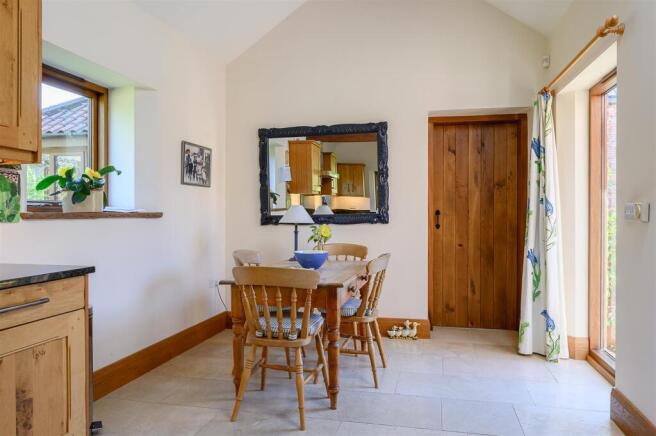 4 bed Detached for sale Image 8