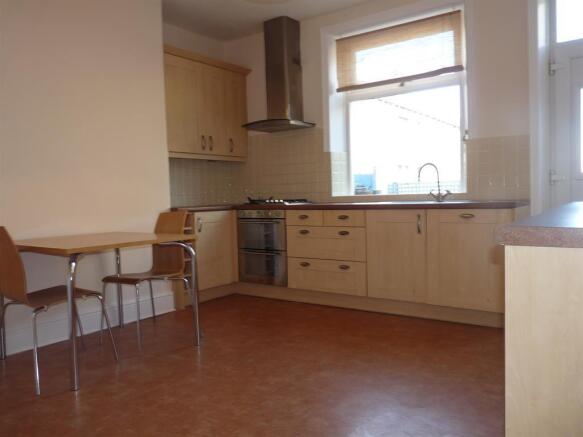 3 bed Terraced to rent Image 5
