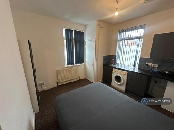 Studio to rent Image 6