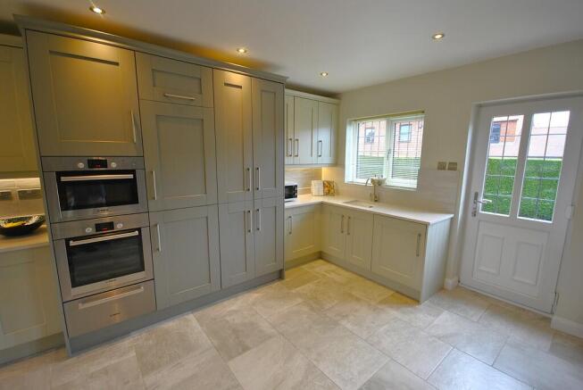 4 bed Detached for sale Image 8