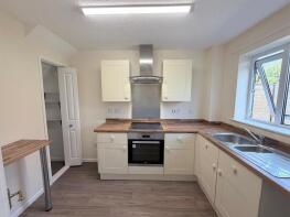 19, Holmes Close, Chippenham SN15 3FQ