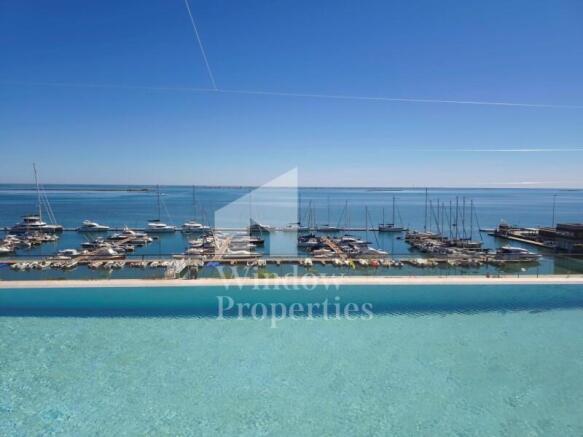 Extraordinary 2 bedroom flat in front of the sea