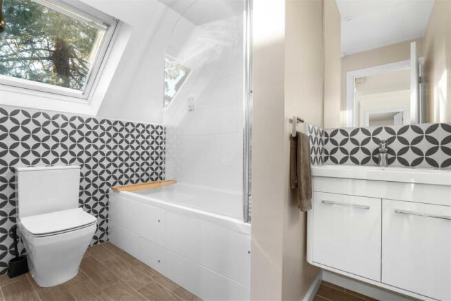30 Russell Close - Bathroom.jpg