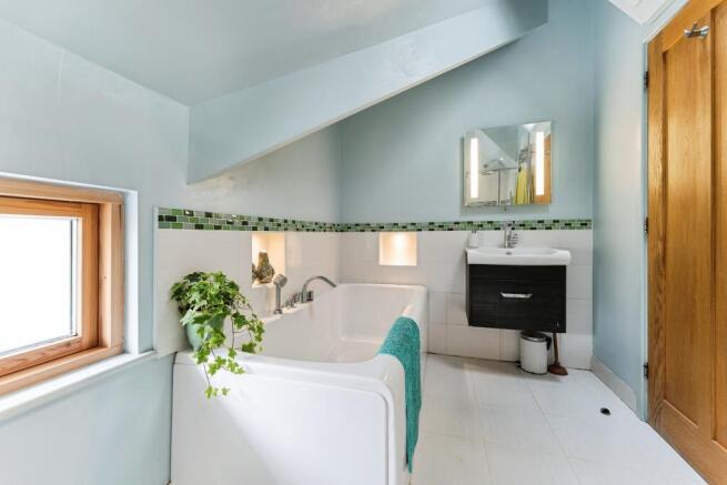 Family Bathroom1