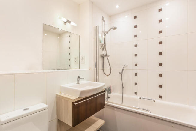 68232_Hampton Court