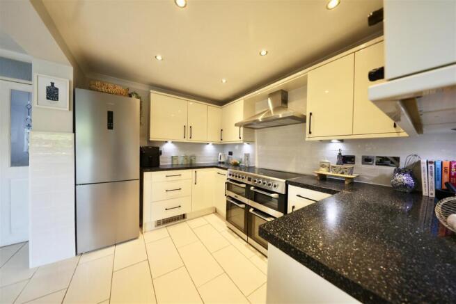 3 bed Terraced for sale Image 12