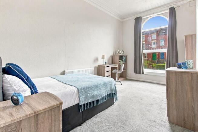 4 bed House to rent Image 6