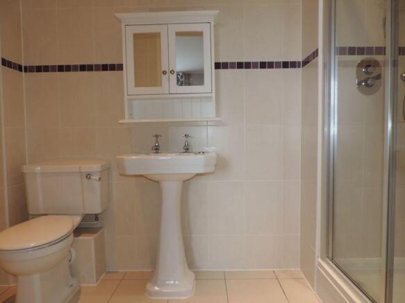 En-suite showe...