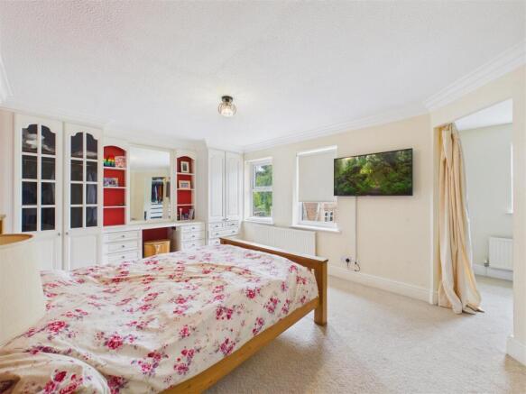 4 bed Detached for sale Image 11