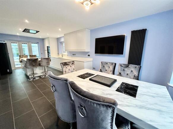 6 bed Detached for sale Image 4