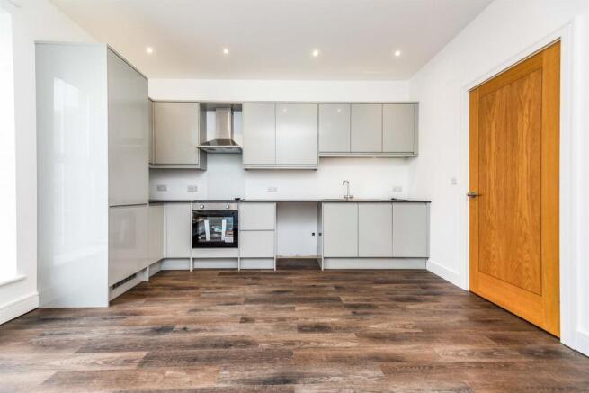 2 bed Apartment to rent Image 4