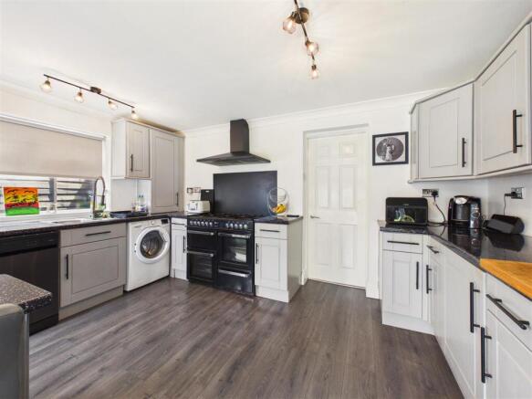 4 bed Semi-Detached for sale Image 4