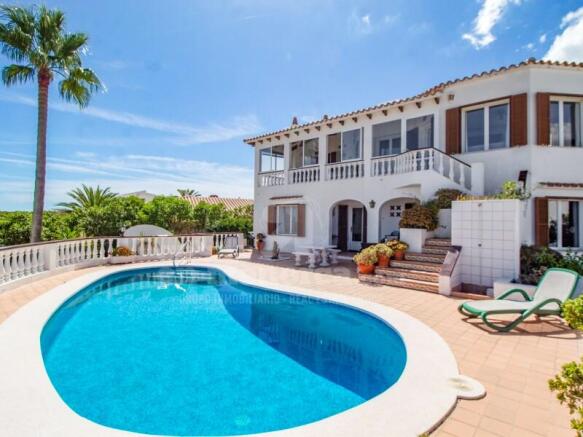 Villa with sea views in Addaia