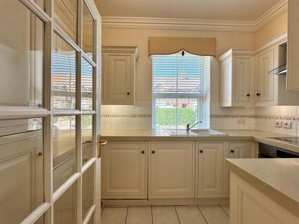 2 bed Apartment to rent Image 11