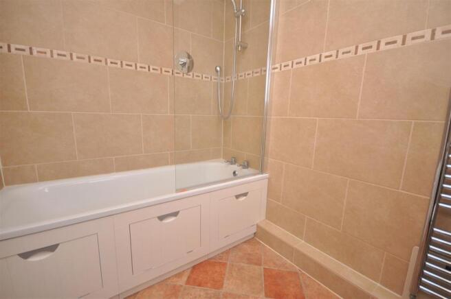 MASTER BEDROOM EN-SUITE