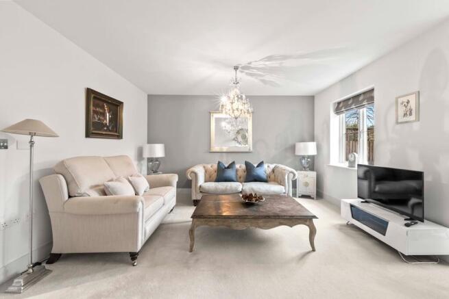 Holly Close, Sunbury on Thames, Middlesex TW16 6BA – další