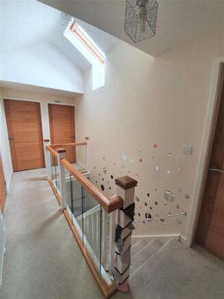 FIRST FLOOR LANDING AREA