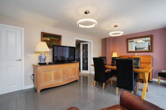 5 bed Detached for sale Image 4