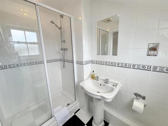 Ensuite.jpeg