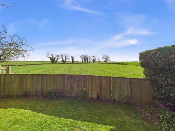 3 bed Semi-Detached for sale Image 9