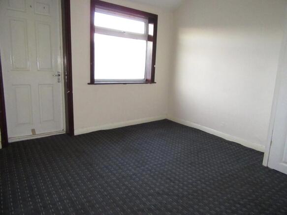 4 bed Apartment to rent Image 5