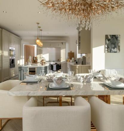 5 bed Detached for sale Image 8