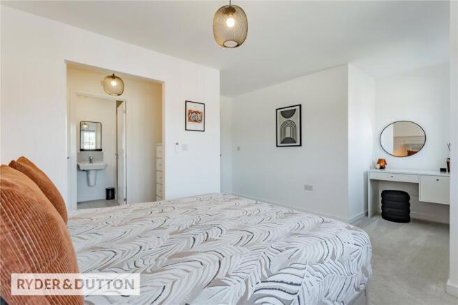 4 bed Detached for sale Image 11