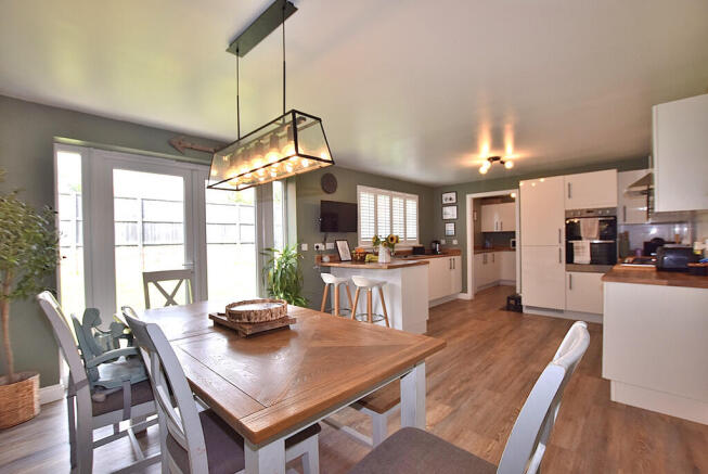 4 bed Detached for sale Image 7