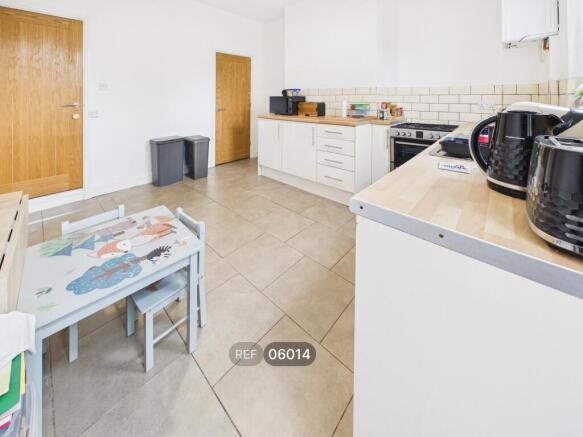 2 bed Terraced to rent Image 5