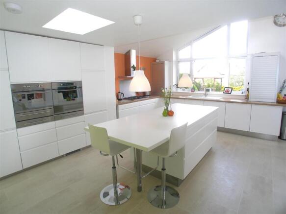 LUXURY FITTED KITCHE