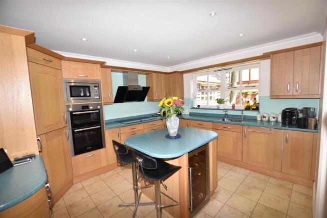 KITCHEN/BREAKFAST ROOM