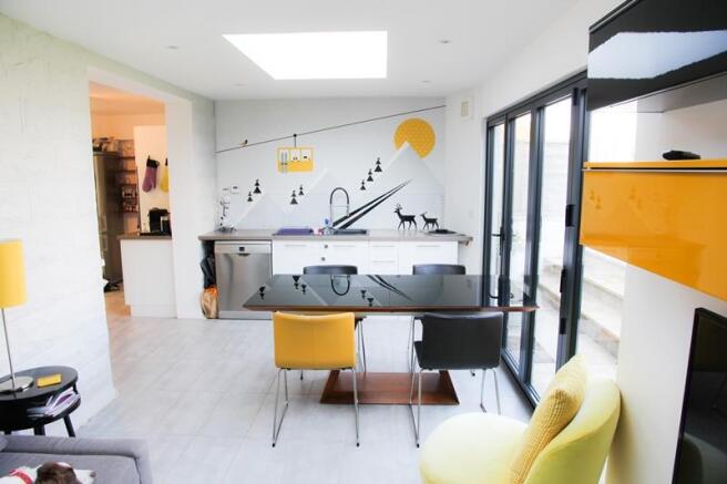 Lounge / Dining Area