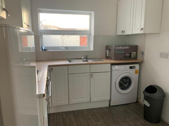 3 bed House of Multiple Occupation to rent Image 4