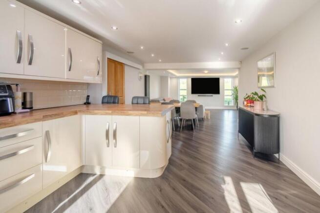 5 bed Detached for sale Image 9