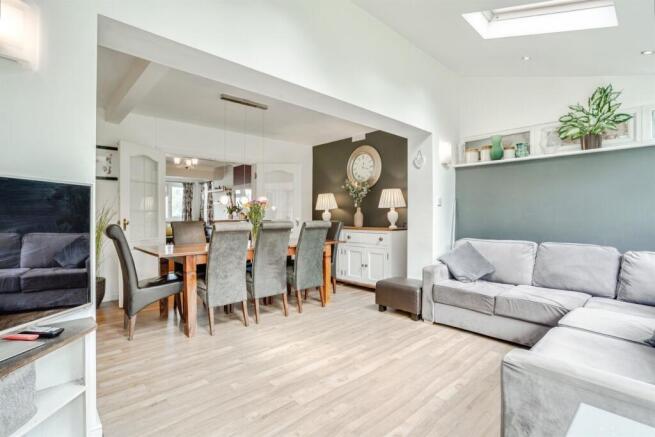 5 bed Detached for sale Image 5