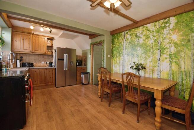 5 bed Detached for sale Image 5