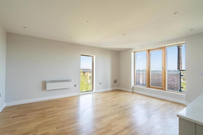 3 bed Apartment for sale Image 8