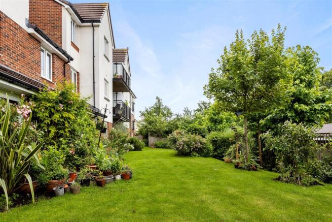 Tythe Court- communal gardens .jpg