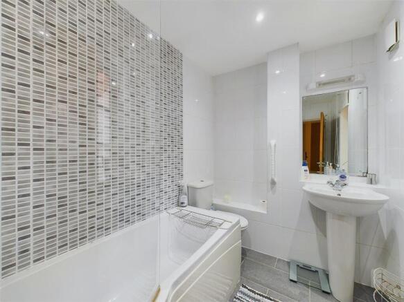 ensuite.jpg