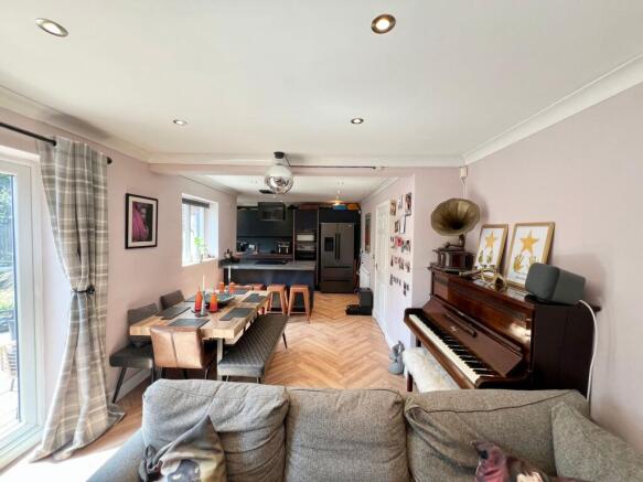 6 bed Detached for sale Image 10