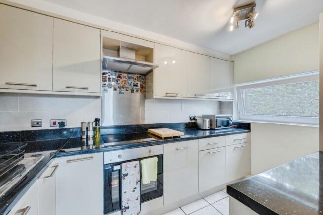 2-bed flat on Bonchurch Close, Sutton, SM2, £325,000
